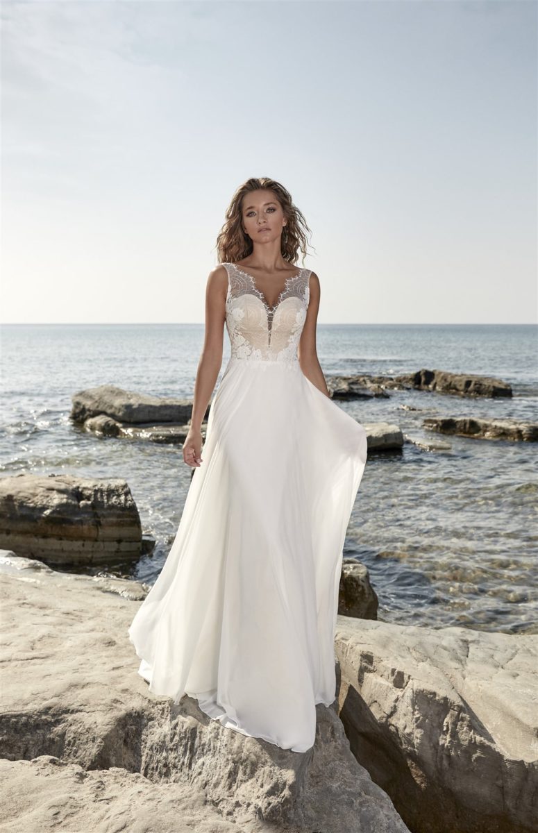 Collection Hervé Paris 2021 - Robe Trausse - Tout pour la mariée à Evian - Robe de mariage - Coiffure - Maquillage - Fleurs - Onglerie - Photographie de famille